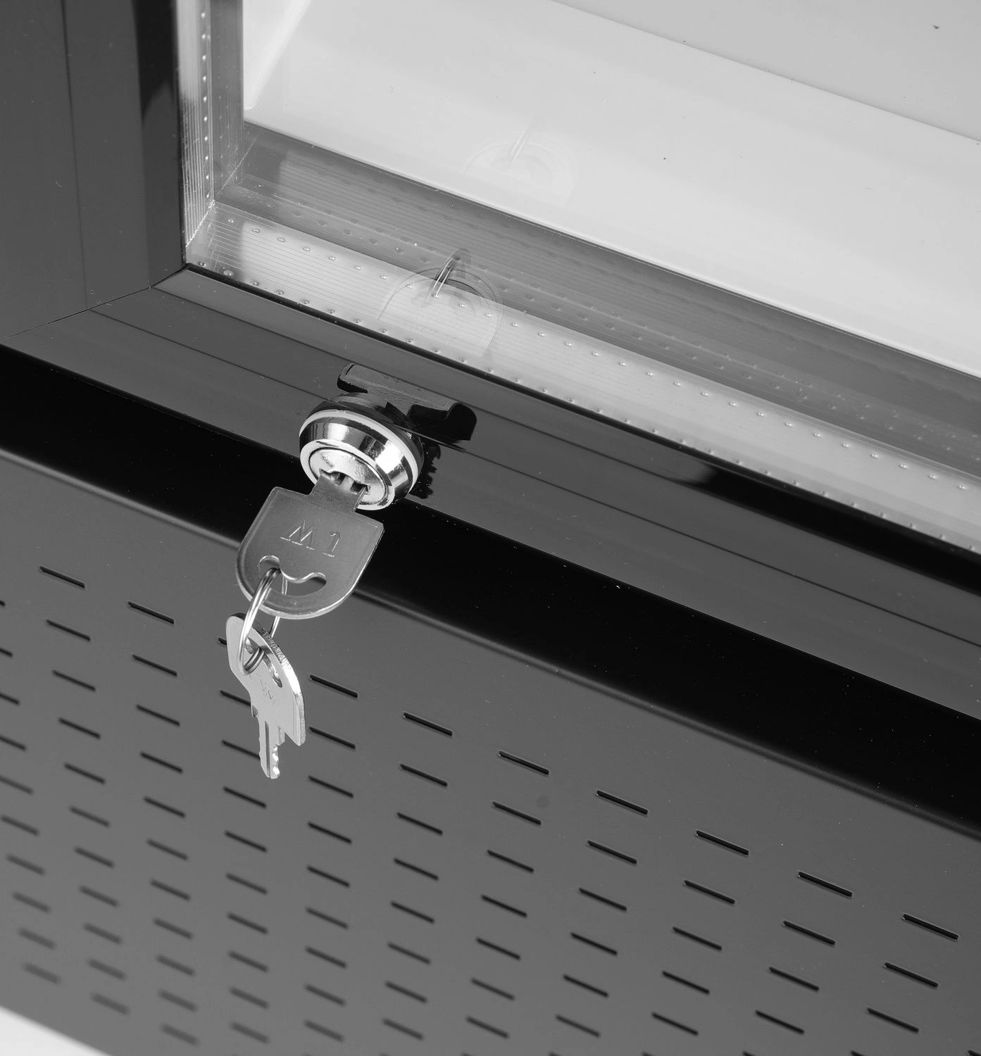 Chladiaca vitrína s osvetleným panelom, 254 l, 1 dvere, biely hliníkový vnútro | ARKTIC 233788