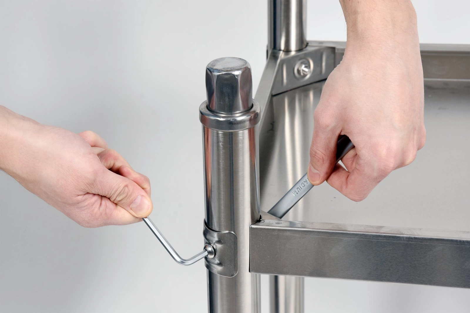 Pracovný stôl z nehrdzavejúcej ocele s policou 100x70x85 cm | YATO YG-09031